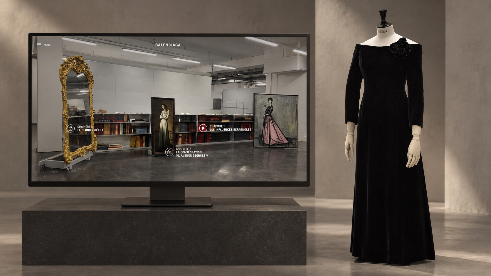 Écran interactif sur socle bas et mannequin de haute couture pour une scénographie d'exposition