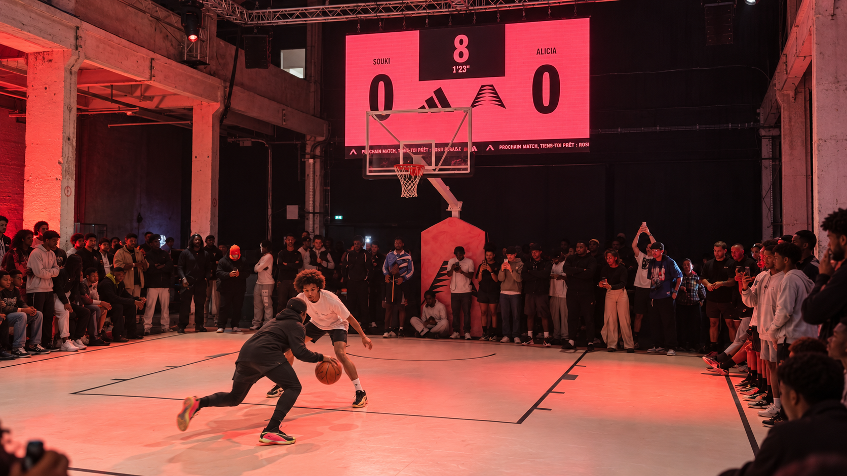 Écran LED géant de score au-dessus d'un demi-terrain de basketball lors d'un événement sportif immersif